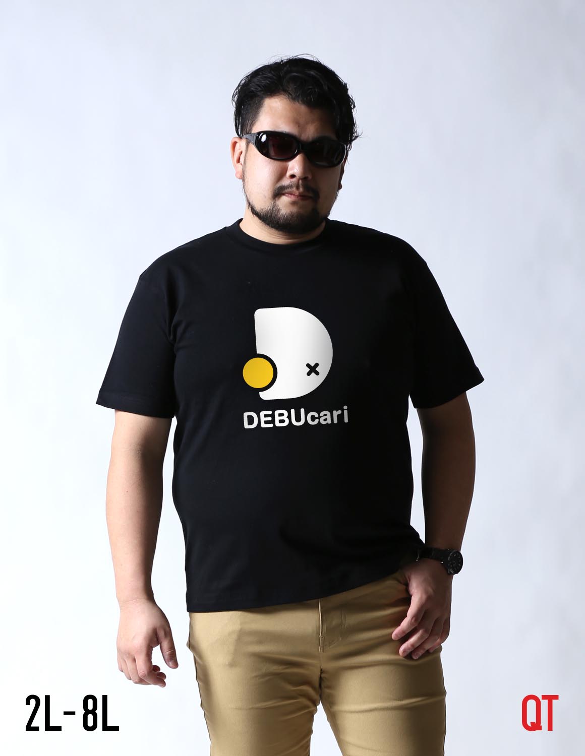 【大きいサイズ メンズ】QT(キューティ)デブカリ ロゴUネック半袖Tシャツ カットソー 2L(XL)/3L(2XL)/4L(3XL)/5L(4XL)/6L(5XL)/7L(6XL)/8L(7XL)