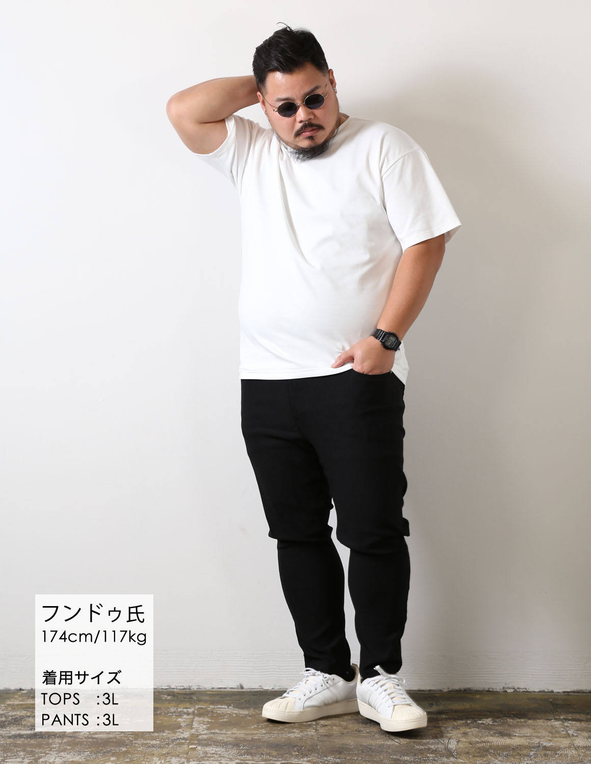 後ろで印象を残す、白T×黒02