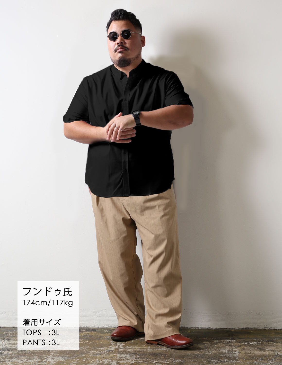 黒シャツに、ベージュの余白02