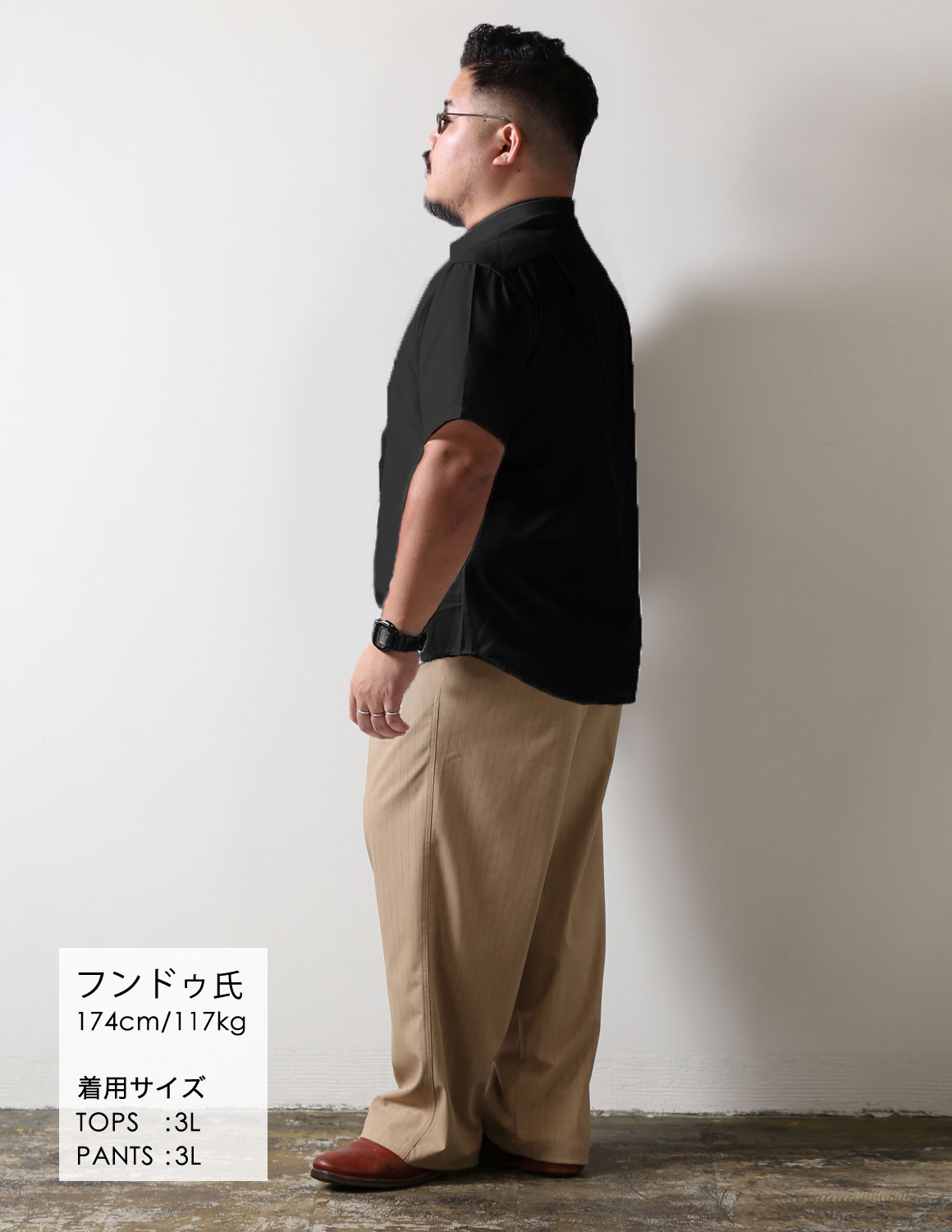 黒シャツに、ベージュの余白03