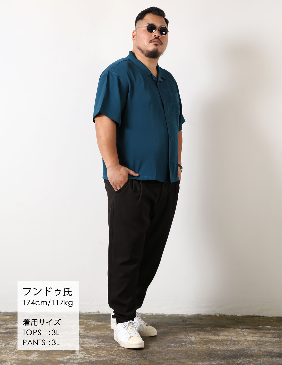 深みのあるブルーで魅せる、大人の夏コーデ02