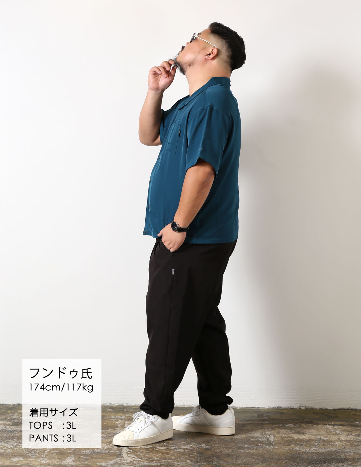 深みのあるブルーで魅せる、大人の夏コーデ03