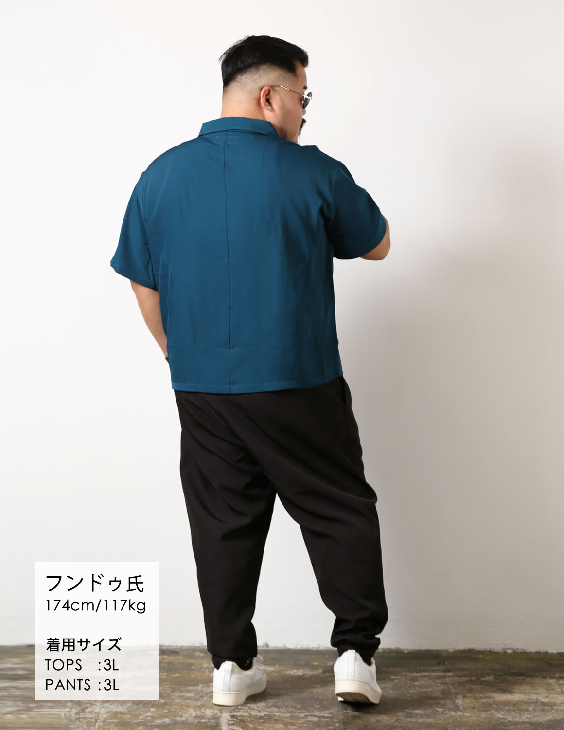 深みのあるブルーで魅せる、大人の夏コーデ04