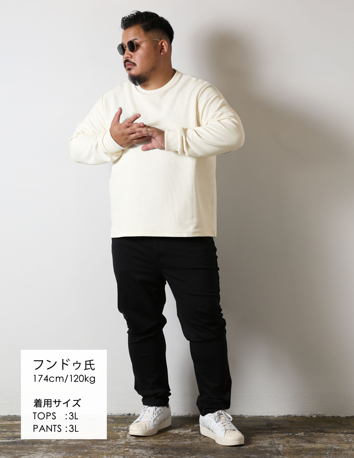 淡色トップスで軽やかに、黒パンツで引き締める02