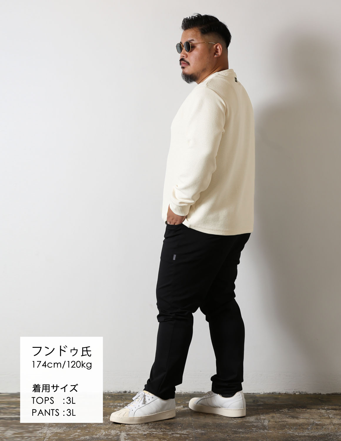 淡色トップスで軽やかに、黒パンツで引き締める03