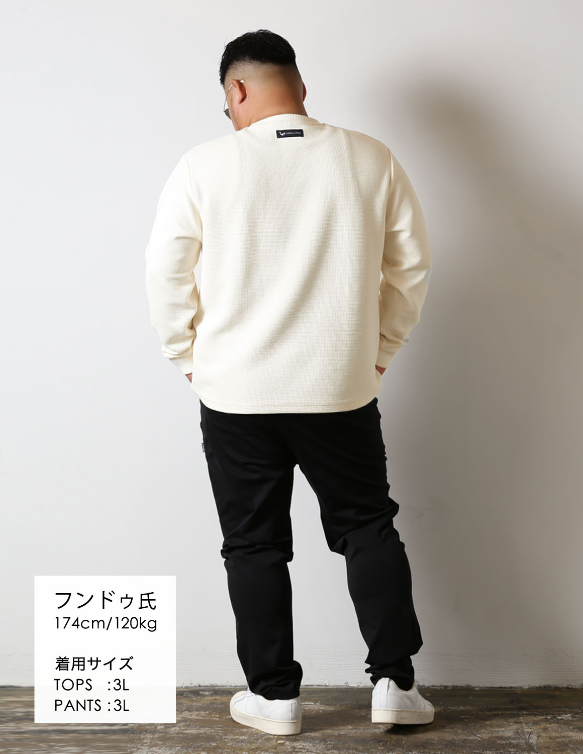 淡色トップスで軽やかに、黒パンツで引き締める04